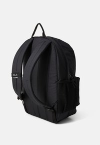 Zaino nero con spallacci imbottiti, maniglia superiore e tasche laterali in rete. Caratterizzato da un design strutturato e materiale in tessuto resistente.