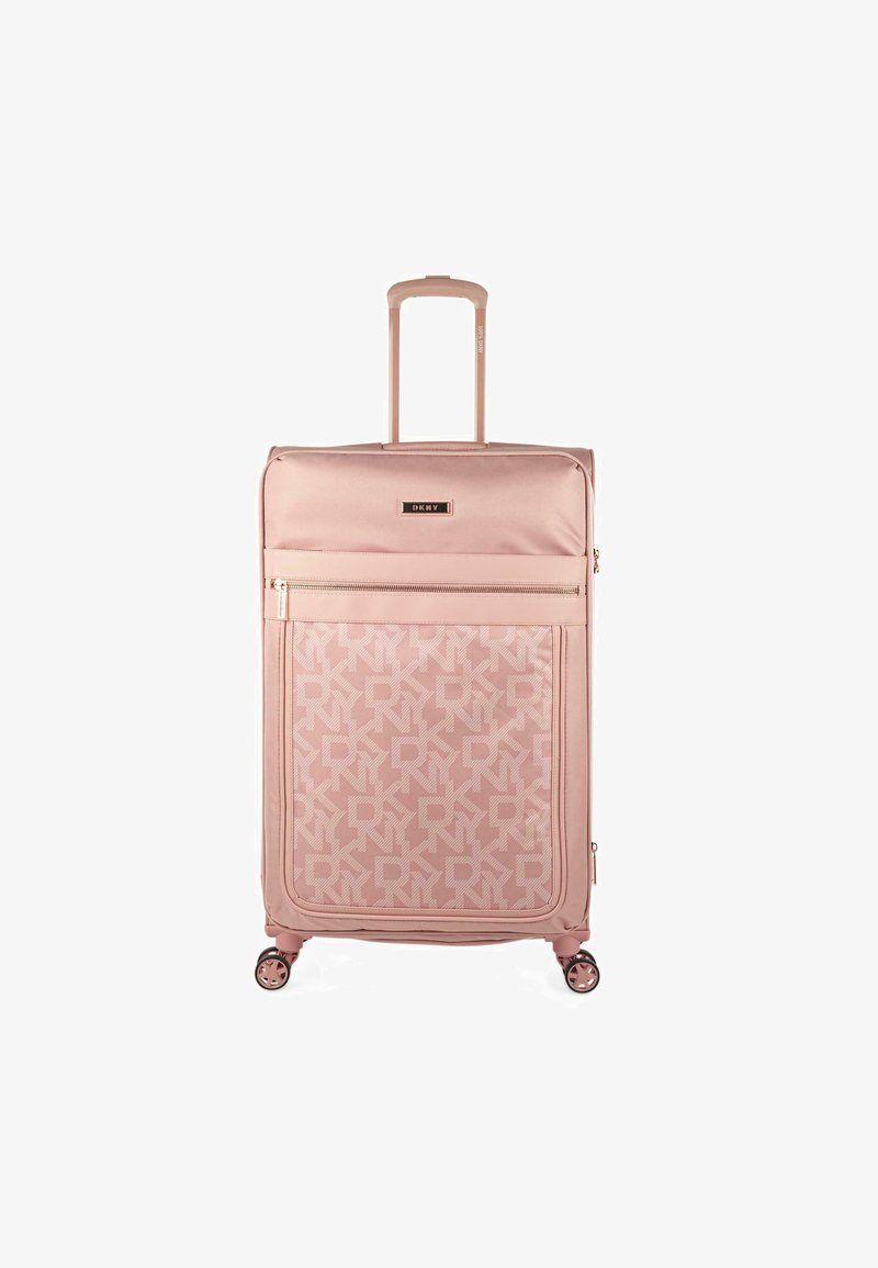 Maleta rosa con ruedas, con un frente texturizado que presenta un patrón de logotipos, un asa resistente y ruedas de deslizamiento suave. Bolsillos con cremallera en la parte delantera.