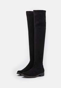 Svarta överknäboots i mjuk mocka, med en stilren design, rund tå och en låg klack.