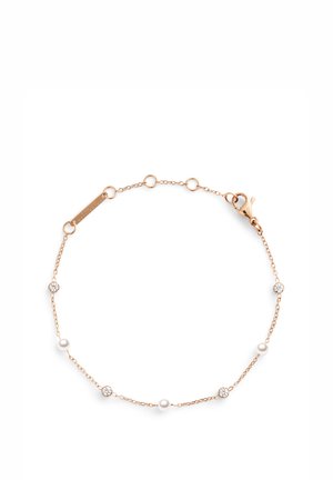 Delikat armbånd med kæde i rosaguldfarve med skiftevis små perler og klare runde ædelsten, justerbar lukning på hvid baggrund.