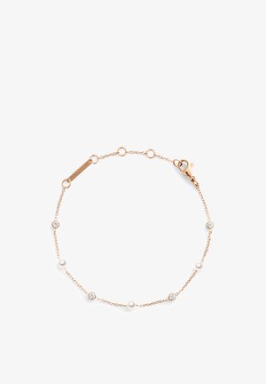 Delikat armbånd med kæde i rosaguldfarve med skiftevis små perler og klare runde ædelsten, justerbar lukning på hvid baggrund.
