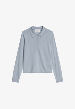 Lichtblauw gebreide polo met lange mouwen, kraag en vijfknopsbies, plat uitgespreid op een witte achtergrond.