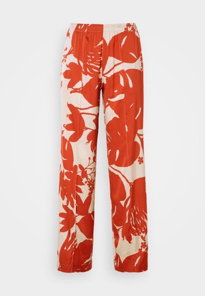 Pantaloni a gamba larga con un motivo floreale rosso e crema, dotati di una cintura elastica. Il tessuto ha una consistenza liscia e presenta grandi disegni di foglie e fiori.