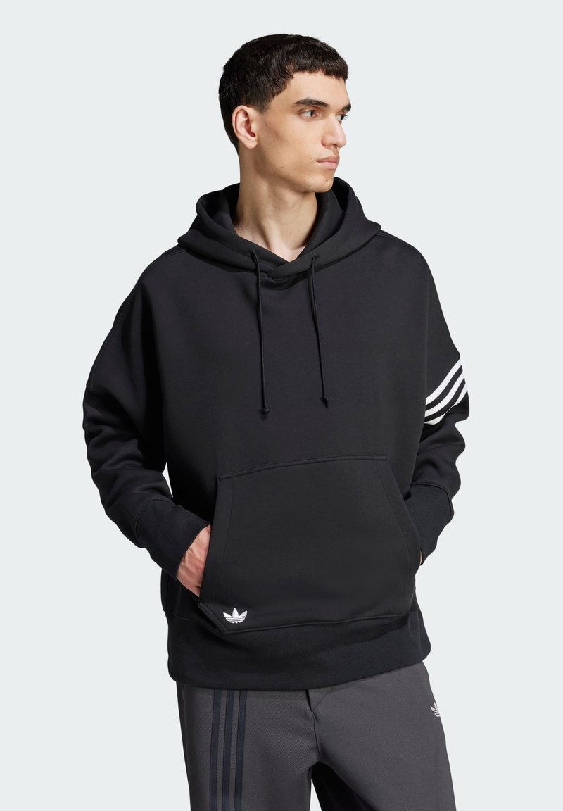 Černá mikina s kapucí, přední kapsou, šňůrkami na kapuci a třemi bílými pruhy na jednom rukávu. Vyrobena z měkké látky a má logo.
