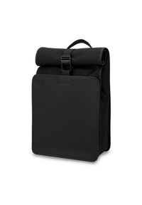 Černý rolovací batoh vyrobený z odolné tkaniny. Obsahuje přední kapsu, robustní sponu a minimalistický design.