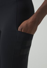 Stronger LIFT SHAPING POCKET - Sporta zāles kostīms - black