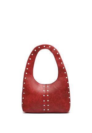 Borsa a tracolla in pelle rossa con una maniglia larga, decorata con piccoli borchie d'argento distribuite uniformemente lungo i bordi e la cucitura centrale.