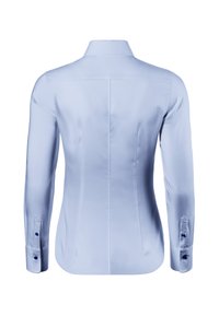 Camicetta azzurro chiaro a maniche lunghe con colletto strutturato, cuciture posteriori e polsini con bottoni che presentano accenti blu. Tessuto dalla texture liscia.