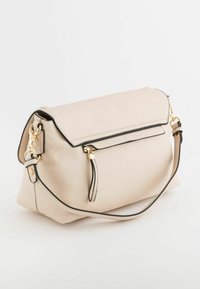 Beige tekstureret håndtaske med flaplukning, sort trim og guldfarvede detaljer. Justerbar skulderrem for alsidighed.