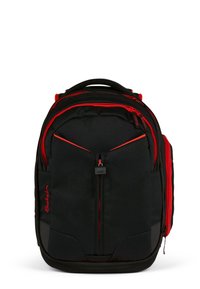 Sac à dos noir avec des accents rouges, disposant de plusieurs compartiments zippés, d'un dos rembourré et de bretelles ajustables pour le confort. Tissu durable.