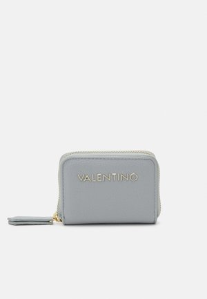 Portafoglio in pelle grigia con chiusura a zip. Presenta un logo dorato "Valentino" sul davanti. Forma rettangolare compatta con una cerniera.