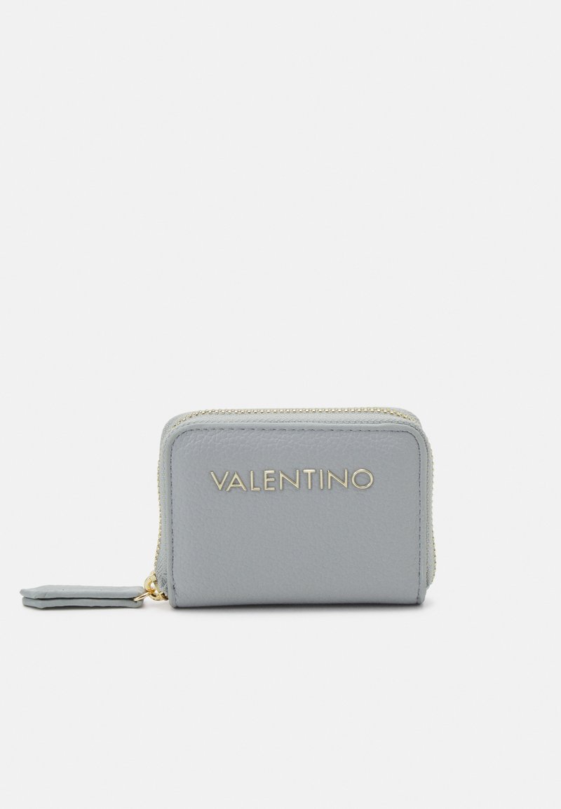 Billetera de cuero gris con cierre de cremallera. Presenta un logo dorado de "Valentino" en la parte frontal. Forma rectangular compacta con un tirador de cremallera.