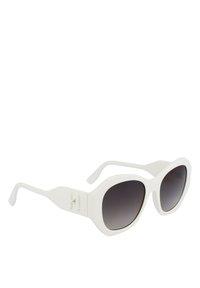 Lunettes de soleil blanches surdimensionnées avec des verres teintés dégradés, une monture épaisse et un accent texturé sur les branches comportant des lettres en relief.