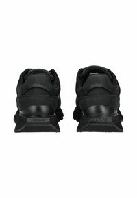Sneaker nere con materiali in rete e scamosciato, tallone imbottito, suola testurizzata e marchio "REPLAY" sul retro.