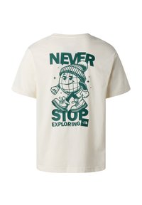 Hvid t-shirt med grøn grafik af en gående globe iført støvler og en huva, med teksten "Never stop exploring" og The North Face logo.
