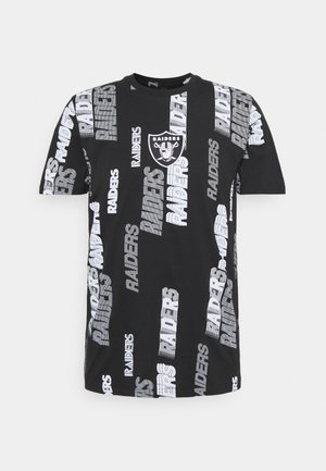 Schwarzes T-Shirt mit kurzen Ärmeln, auf dem vertikal wiederholt in Weiß und Grau der Schriftzug "Raiders" sowie das Raiders-Logo auf der Brust zu sehen sind.