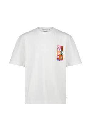 Wit T-shirt met korte mouwen en een klein rechthoekig kleurrijk abstract bladpatroon op de linkerborst.