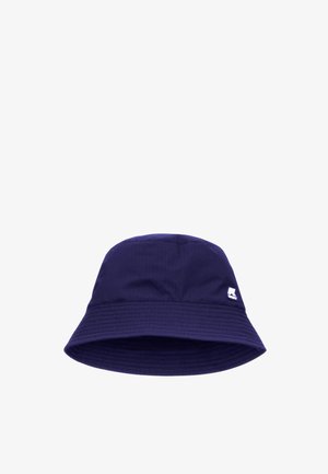 Chapeau seau bleu marine en tissu léger avec une texture côtelée. Il présente un large bord et une petite étiquette logo sur le côté.