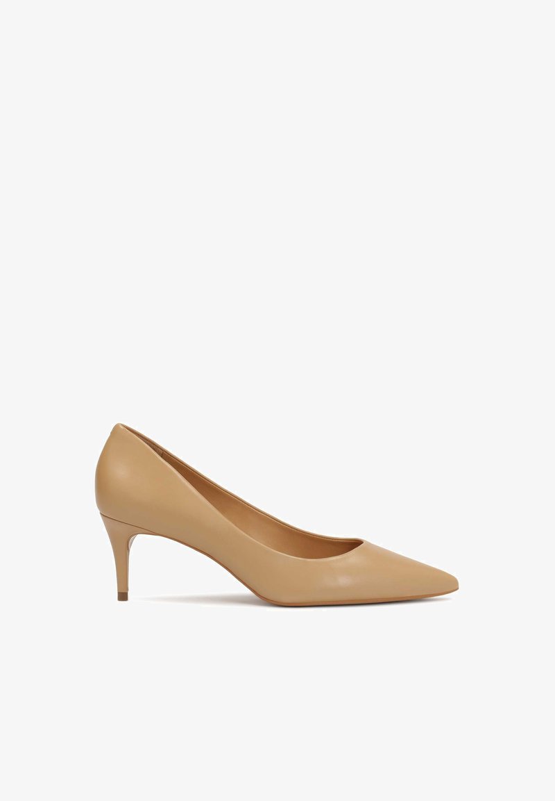 Escarpin beige à talon haut avec un bout pointu, dessus en cuir lisse et un talon fin d'environ 7,5 cm. Design simple et épuré.