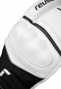 Weiße und schwarze gepolsterte Handschuhe mit strukturiertem Leder, genähten Akzenten und einer glatten Oberfläche auf der Handrückseite mit Logodetail.