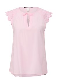 Blouse rose sans manches avec des manches courtes en dentelle festonnées, un décolleté à œillet et un petit nœud au col.