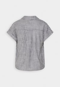 Grijs en witte gestreepte short-sleeve shirt met een knoopsluiting kraag en een geplooid achterkant ontwerp. Gemaakt van lichtgewicht stof met een ontspannen pasvorm.