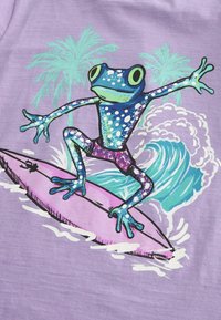 Next SHORT SLEEVE GRAPHIC  REGULAR FIT - Apdrukāts T-krekls - purple surfing frog