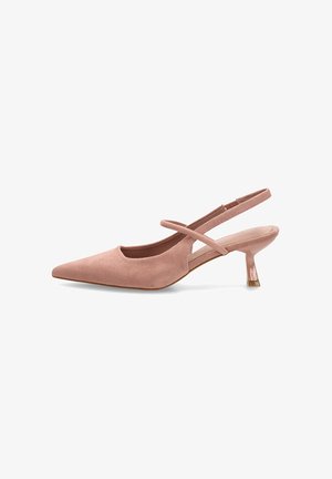 Zapato de tacón bajo tipo 'kitten heel' de ante rosa polvoriento, con puntera puntiaguda y delgada correa cruzada, sobre fondo blanco.