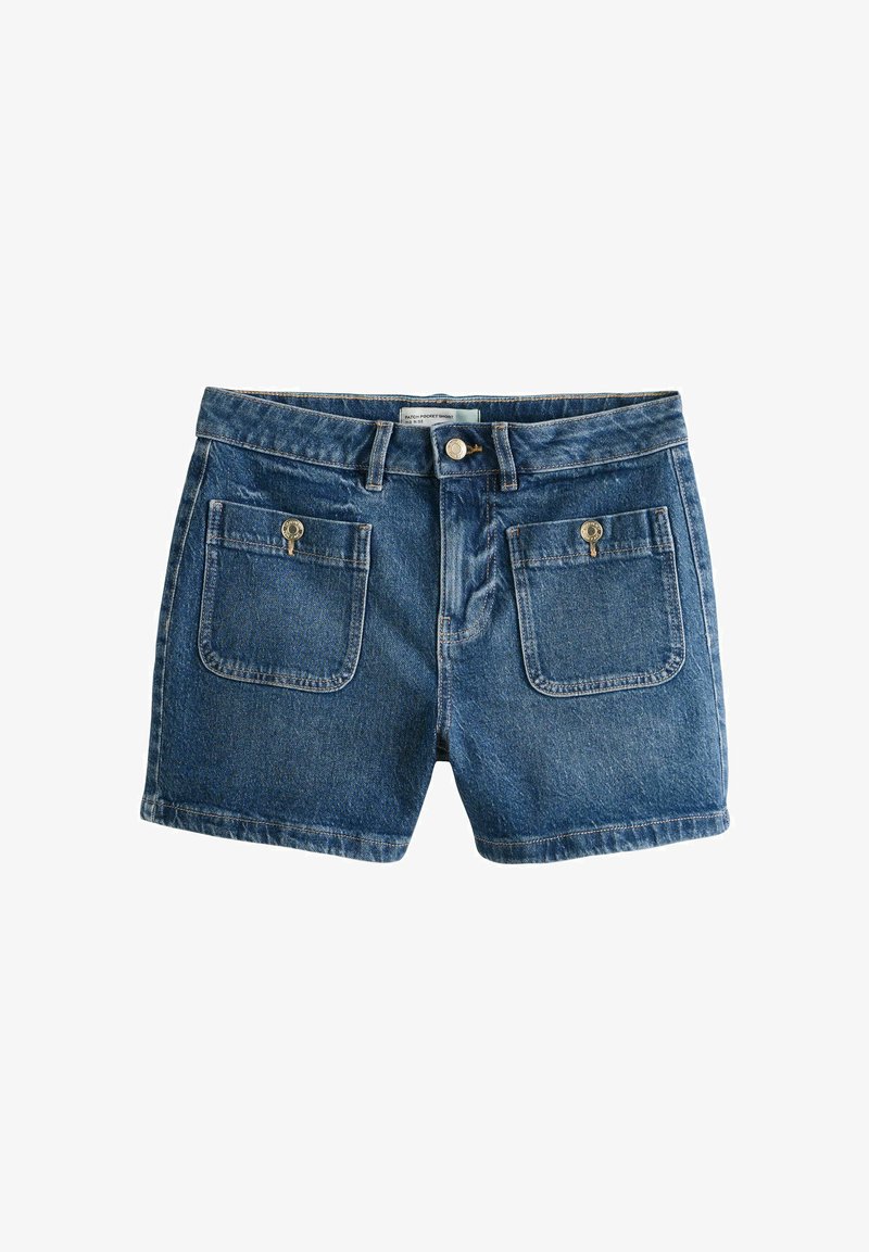 Shorts en denim bleu avec deux grandes poches plaquées frontales fermées par des boutons métalliques et des passants de ceinture à la taille.