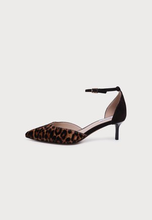 Chaussure à talon kitten à bout pointu avec devant imprimé léopard, bride de cheville en daim noir et petit talon noir sur fond uni.