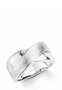 Anillo de plata con una banda suave y pulida, con un acabado cepillado en una sección más amplia y superpuesta. Diseño curvado con acentos sutiles.