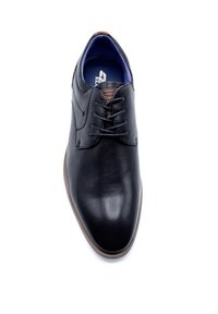 Chaussure habillée en cuir noir avec un design à lacets, bout rond et accents marron. Présente une doublure bleue et une surface lisse et polie.