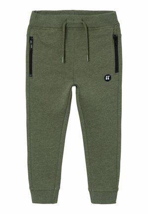 Olivengroene joggingbroek voor peuters met elastische tailleband, trekkoord, geribbelde boorden, twee zwarte ritssluitingen aan de zijkanten en een klein rond logo op het bovenbeen.
