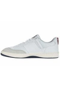 Fehér sneaker szürke velúr részletekkel, sima bőrrel és hálós panelekből. Kerek orral, lapos talppal és piros sarkú füllel rendelkezik.