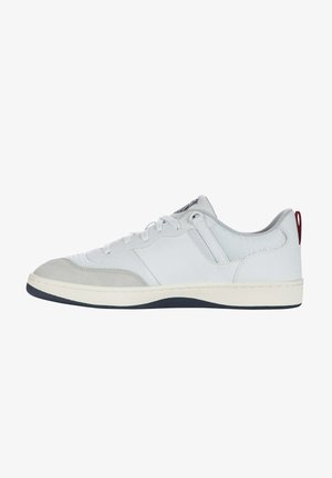 Weiße Turnschuhe mit grauen Wildlederelementen, glattem Leder und Netzpanels. Sie verfügen über eine runde Zehenpartie, flache Sohle und eine rote Fersenschlaufe.