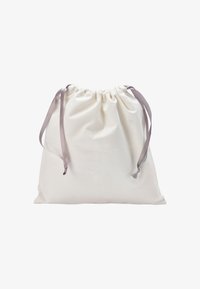 Sacchetto bianco con coulisse, parte superiore arricciata e nastri viola chiaro su sfondo bianco uniforme.