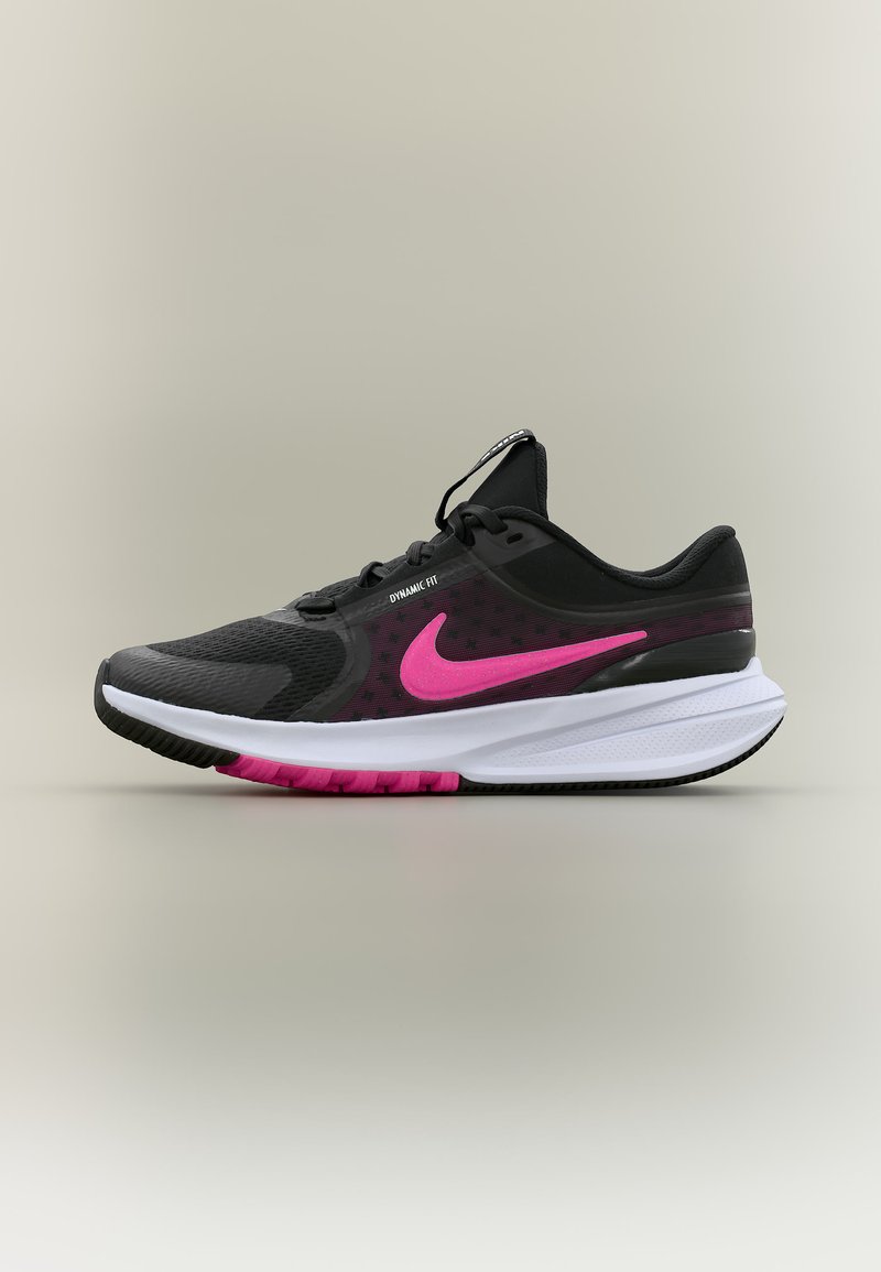 Μαύρο και ροζ παπούτσι για τρέξιμο Nike με λευκή σόλα, ετικέτα "Dynamic Fit" και ροζ λογότυπο Nike swoosh στο πλάι.