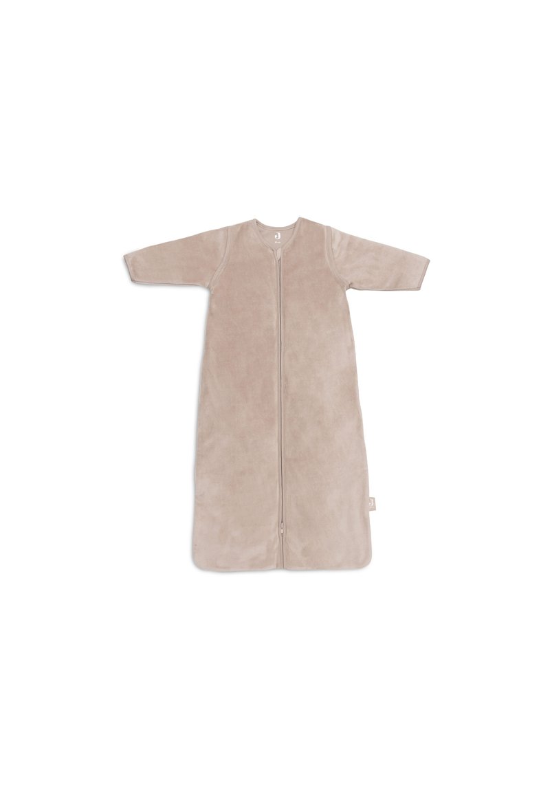 Crème-kleurige slaapzak gemaakt van zacht, gestructureerd stof met lange mouwen en een voorrits. Beschikt over een ronde halslijn en geen padding.
