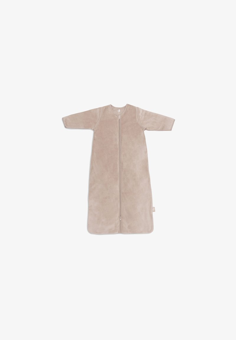 Crème-kleurige slaapzak gemaakt van zacht, gestructureerd stof met lange mouwen en een voorrits. Beschikt over een ronde halslijn en geen padding.