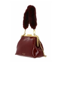 Sac à main en cuir verni bordeaux avec une double poignée en fourrure, des ferrures dorées, une bandoulière chaîne décorative et un design plissé.