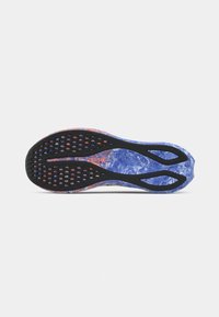 Suela de zapato deportivo con un patrón ondulado en azul y naranja, con goma negra texturizada y agujeros de ventilación a lo largo para transpirabilidad.