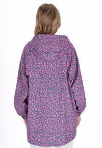 Rózsaszín és szürke leopárdmintás kapucnis dzseki, bő szabással és rugalmas mandzsettákkal. Könnyű, vízlepergető anyagból készült.