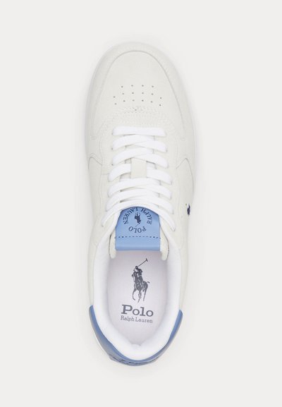 Bela športna superga Polo Ralph Lauren s svetlo modrimi poudarki, belimi vezalkami in perforiranim detajlom na prstih, gledano od zgoraj.