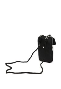 Juodas nailono per petį nešiojamas krepšys su dviem užtrauktukais, reguliuojamu virvės dirželiu ir plokščia stačiakampio forma. Textūruota paviršius ir sidabrinės detalių akcentai.