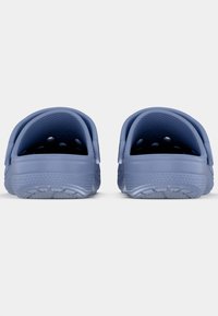 Μπλε ξύστρες με λεία, υφασμάτινη επιφάνεια, ανοιχτή πλάτη, πολλαπλές τρύπες αερισμού και παχύ, σχεδιασμένο πέλμα για καλύτερη πρόσφυση.