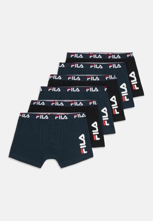 Kuus paari Fila bokserite aluspesu tumesinises ja mustas, pehme kangaga, elastse vöökoha ja valge ja punase logoga.