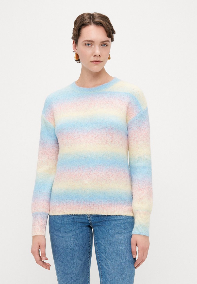Παστέλ ριγέ πουλόβερ από μαλακό, αφράτο υλικό. Διαθέτει οριζόντιες ρίγες σε μπλε, κίτρινο και ροζ, στρογγυλή λαιμόκοψη και πλαϊνές ρίγες.