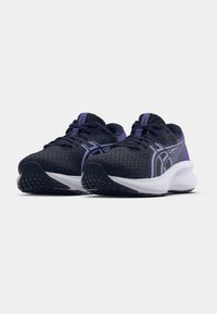 Sorte og lilla joggesko med mesh-overdel, avrundet tå og teksturert gummisåle. Har logo og lisser.