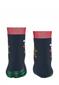 Granatowe skarpety z czerwonymi paskami na mankietach, ozdobione wzorami pierników i zielonych choinek na podeszwach. Dzianinowa faktura.