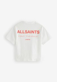 Bílý bavlněný tričko s výrazným červeným textem na zadní straně: "ALLSAINTS" a "LONDON" s dalšími japonskými znaky pod nimi. Krátké rukávy.